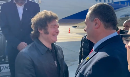 Presidente argentino Javier Milei é recebido pelo ministro das Relações Exteriores israelenses, Israel Katz, ao chegar em Tel Aviv, em 6 de fevereiro de 2024.