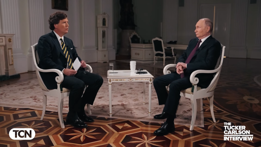 Apresentador americano Tucker Carlson em entrevista com o presidente russo Vladimir Putin, gravada no Kremlin, em Moscou. / Reprodução