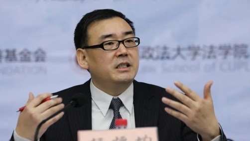 O escritor sino-australiano Yang Hengjun participa de uma palestra no Instituto de Tecnologia de Pequim, em Pequim, China, em 18 de novembro de 2010