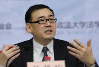 China impõe pena de morte suspensa a escritor australiano