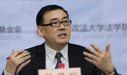 China impõe pena de morte suspensa a escritor australiano