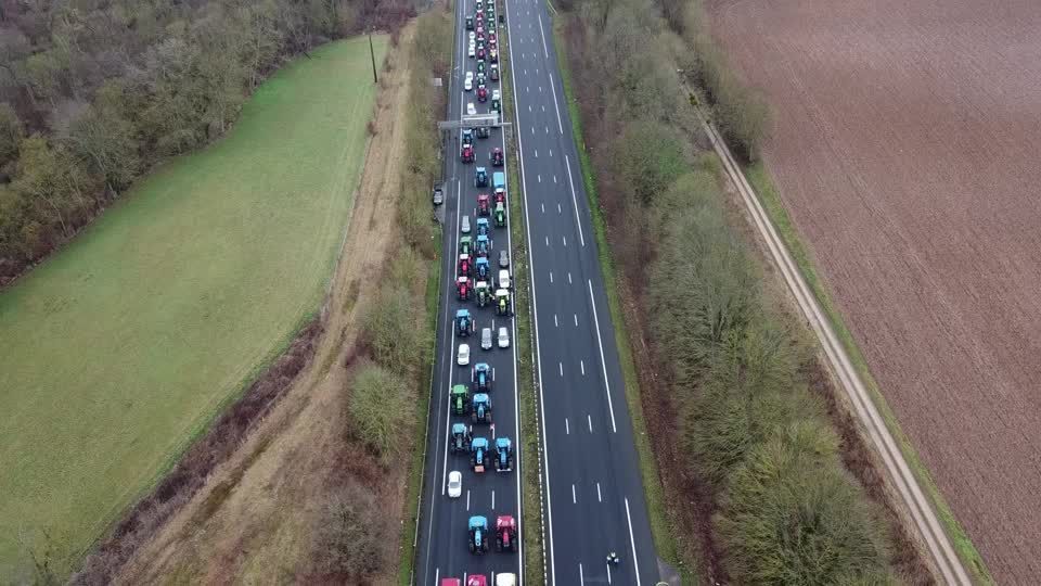 Foto de de drone mostra bloqueio de rodovia para Paris por agricultores franceses