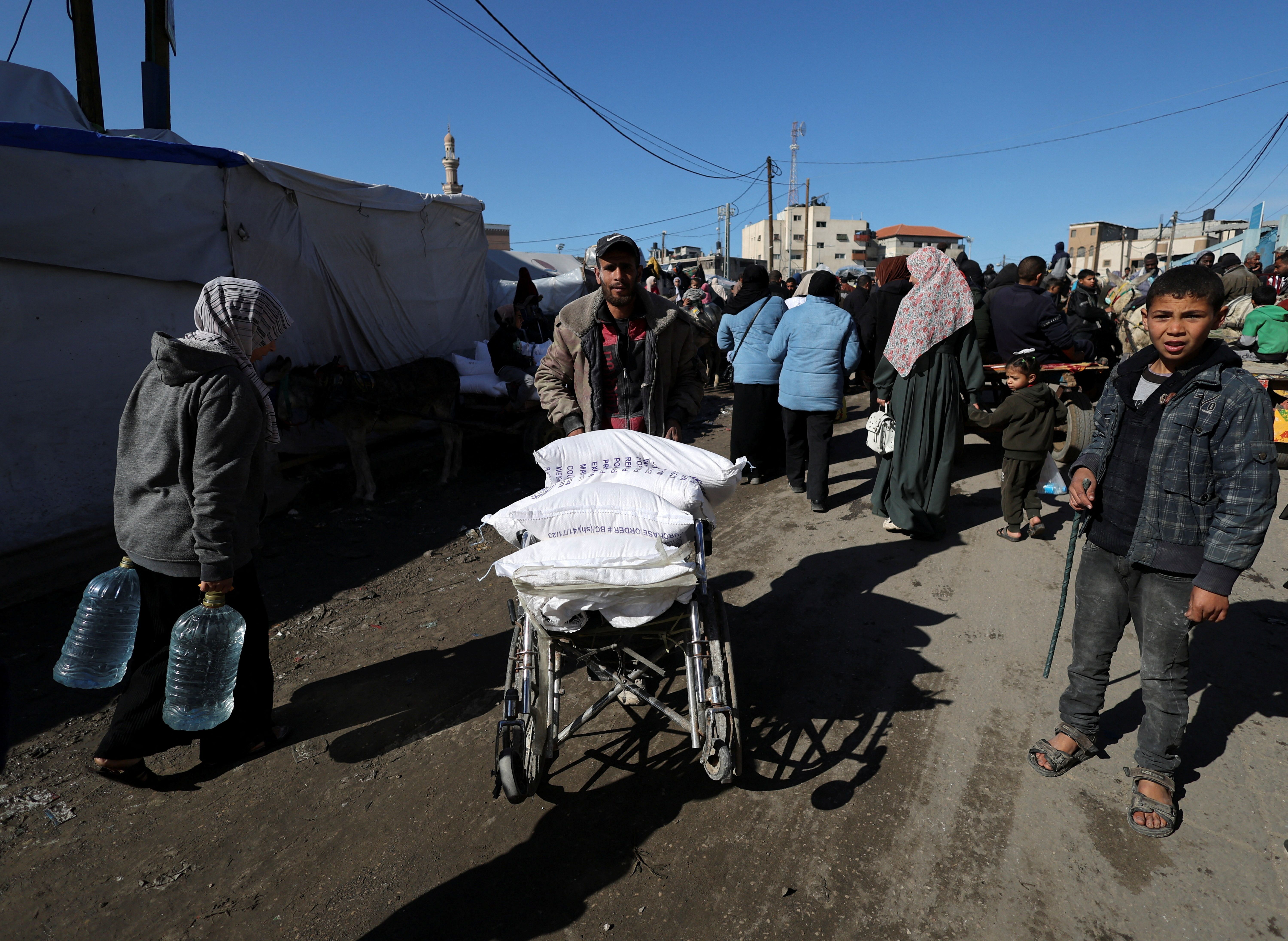 Palestinos recebem ajuda em Rafah