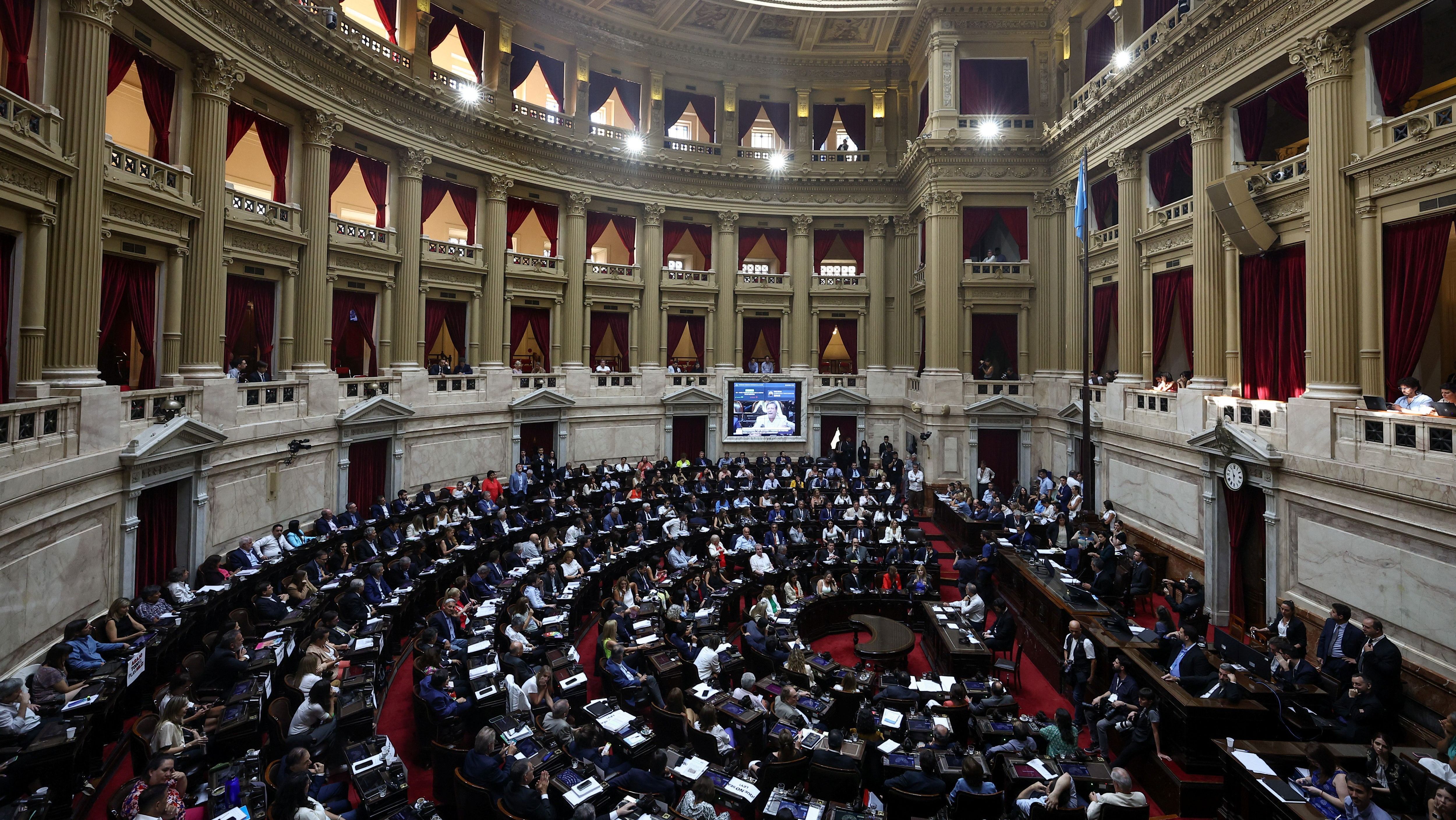 Parlamentares argentinos debatem projeto de lei de reforma econômica do presidente argentino, Javier Milei, conhecido como "lei ônibus" no Congresso Nacional, em Buenos Aires, Argentina