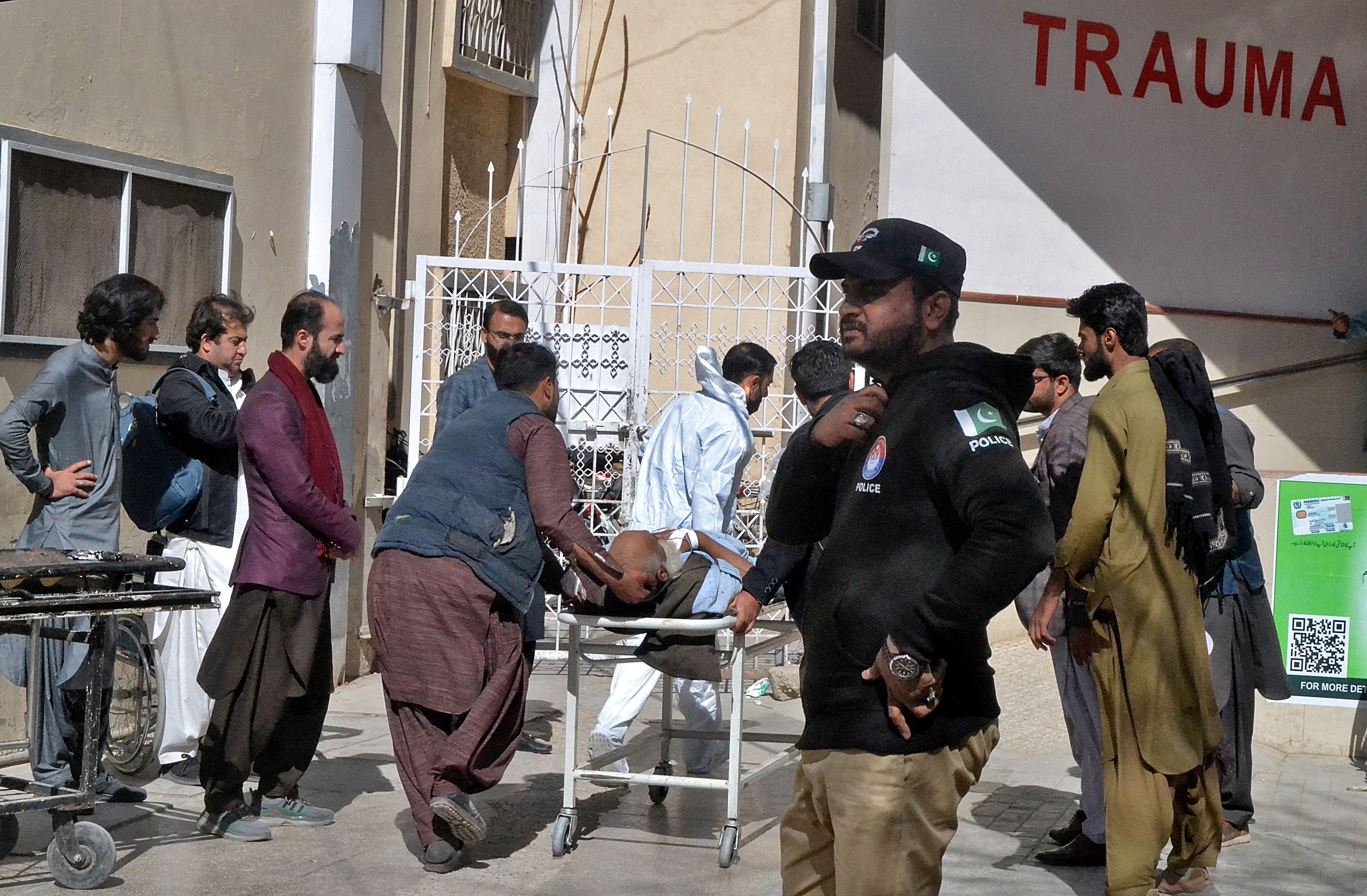 Homem ferido em explosão em Khanozai é levado a hospital em Quetta