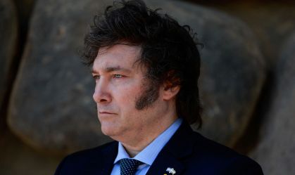Quase 70 ganhadores do Nobel enviam carta a Milei alertando contra "ciência à beira do precipício"