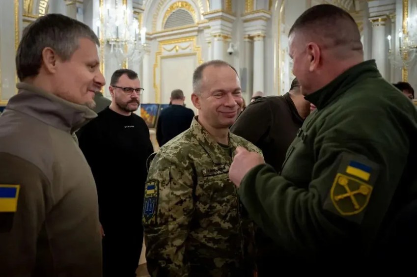 O Comandante-em-Chefe das Forças Armadas Ucranianas, Coronel General Oleksandr Syrskyi, fala com seu antecessor Valerie Zaluzhnyi após premiá-lo com a Estrela de Ouro do Herói da Ucrânia. / Serviço de Imprensa Presidencial Ucraniano/Reuters