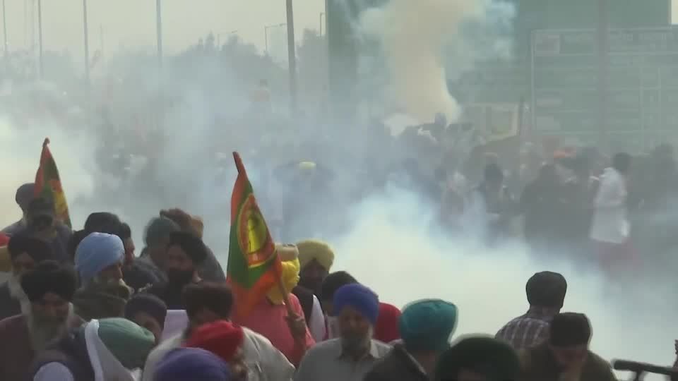Gás lacrimogêneo disparado enquanto agricultores indianos iniciam marcha de protesto em Nova Delhi
