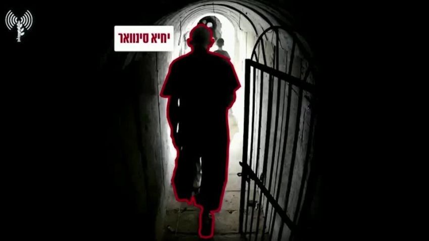 Suposta silhueta de Yahya Sinwar, líder do Hamas, andando em túnel na Faixa de Gaza, segundo o Exército de Israel • Divulgação/Exército de Israel