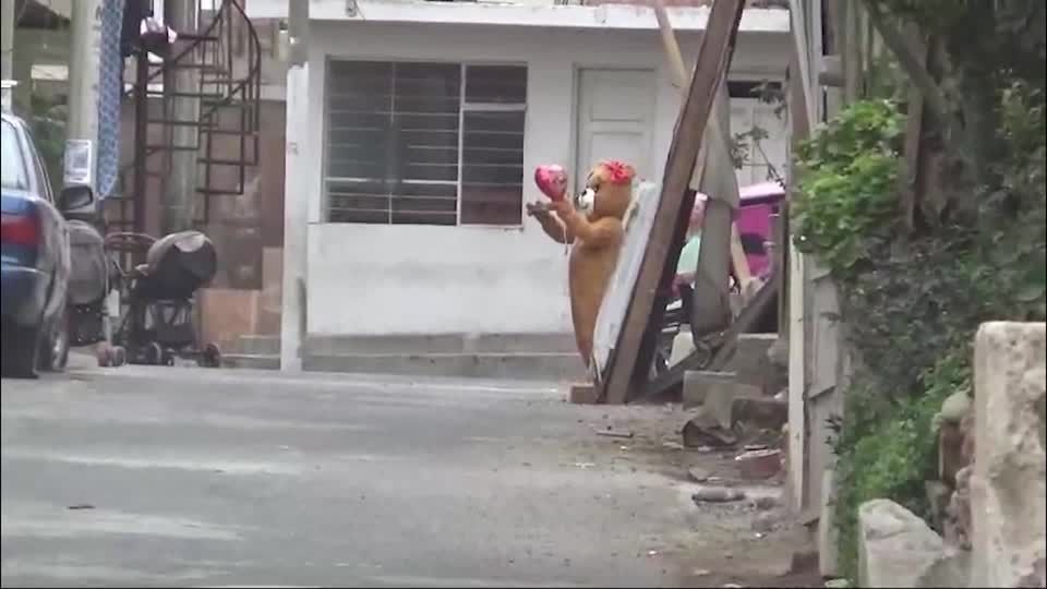 Peruvian police disguise as teddy to capture alleged drug dealer in Peru