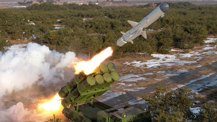 Imagem divulgada este mês pela Agência Central de Notícias Coreana de Pyongyang mostra um teste de inspeção de um novo míssil terra-mar em um local não revelado na Coreia do Norte / Mídia estatal norte-coreana/KCNA
