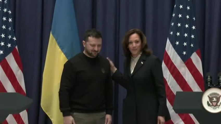 A vice-presidente Kamala Harris se encontrou neste sábado (17) com o presidente Zelensky / REUTERS