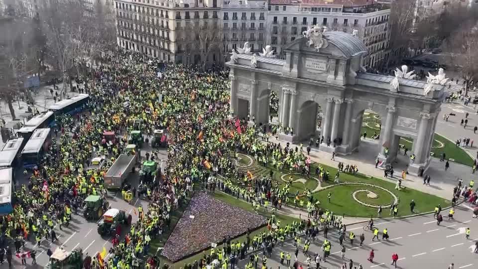 Imagem de destaque do post: Fazendeiros bloqueiam trânsito de Madri com tratores em protesto contra governo