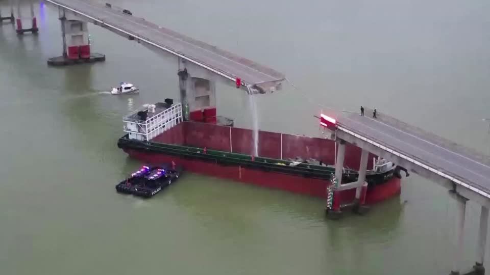Navio próximo ao local de colisão em ponte na China