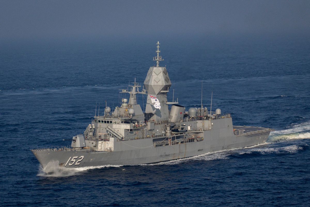HMAS Warramunga, navio da Marinha Real Australiana, conduz uma atividade cooperativa entre o Japão, os Estados Unidos e a Austrália durante uma implantação de presença regional / Divulgação/Marinha Real Australiana
