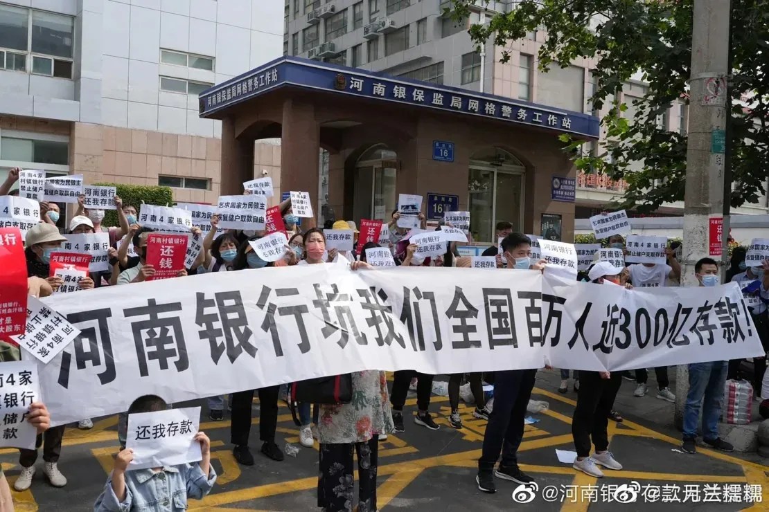 Correntistas protestam na sucursal de Henan do regulador bancário da China em 2022, depois de os seus fundos terem sido congelados / Lan Nuo Nuo