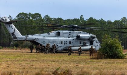 Militares procuram 5 fuzileiros navais após helicóptero cair em floresta nos EUA