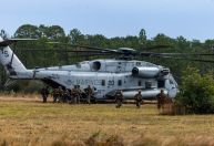 Militares procuram 5 fuzileiros navais após helicóptero cair em floresta nos EUA