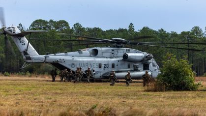 Fuzileiros navais dos EUA saem de um helicóptero CH-53E Super Stallion durante um curso de ataque na Base do Corpo de Fuzileiros Navais em Camp Lejeune, Carolina do Norte
