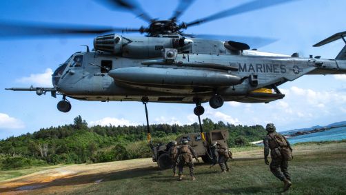 Fuzileiros Navais dos EUA dirigem um CH-53E Super Stallion no carregamento de um Veículo Tático Leve Conjunto durante o Exercício de Guerra na Selva 23 em Kin Blue, Okinawa, Japão