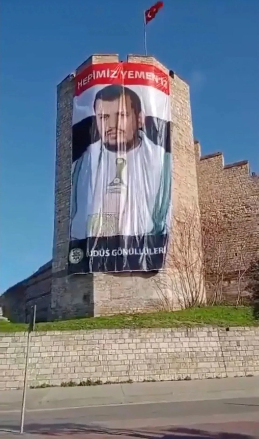 Um cartaz gigante com o líder rebelde iemenita Abdel Malek al-Houthi apareceu nas Muralhas de Constantinopla, em Istambul. “Somos todos iemenitas”, dizia o texto / gonulluleri kudus via Instagram
