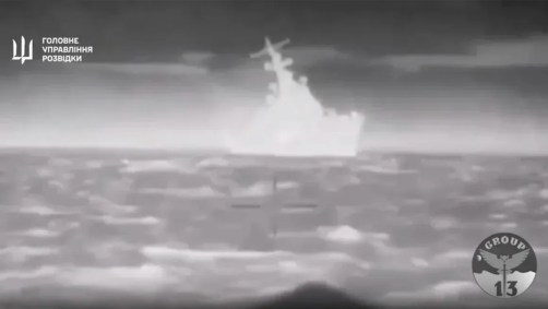 Inteligência militar da Ucrânia publica imagens que mostrariam drones marítimos destruindo o "Ivanovets", um navio de guerra russo