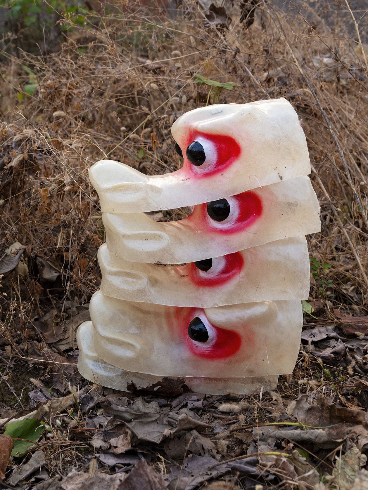 Máscaras de dragão inacabadas empilhadas no chão em Huozhuang, província de Henan / Zhang Xiao
