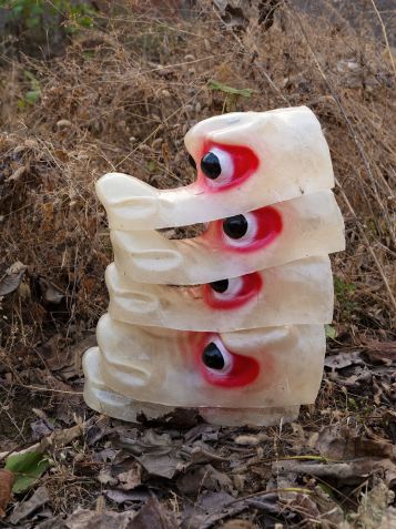 Máscaras de dragão inacabadas empilhadas no chão em Huozhuang, província de Henan / Zhang Xiao