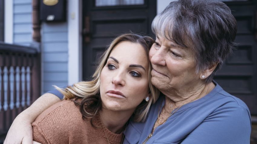 Victoria Hill e sua mãe, Maralee Hill, posam para um retrato do lado de fora de sua casa em Wethersfield, Connecticut / Laura Oliverio/CNN