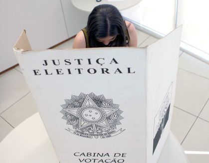 Eleitora em cabine de votação