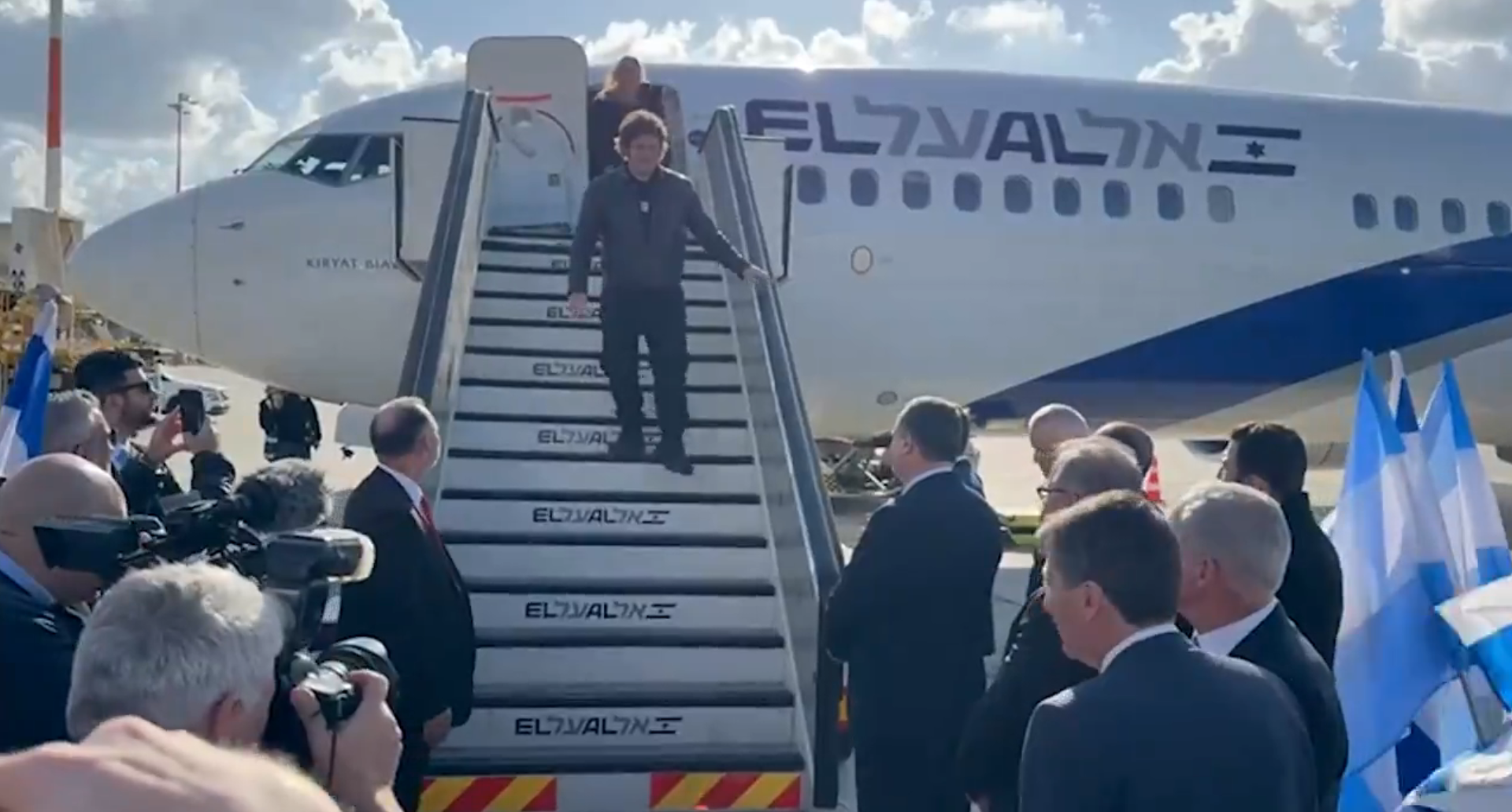Presidente argentino Javier Milei é recebido pelo ministro das Relações Exteriores israelenses, Israel Katz, ao chegar em Tel Aviv, em 6 de fevereiro de 2024. / Reprodução
