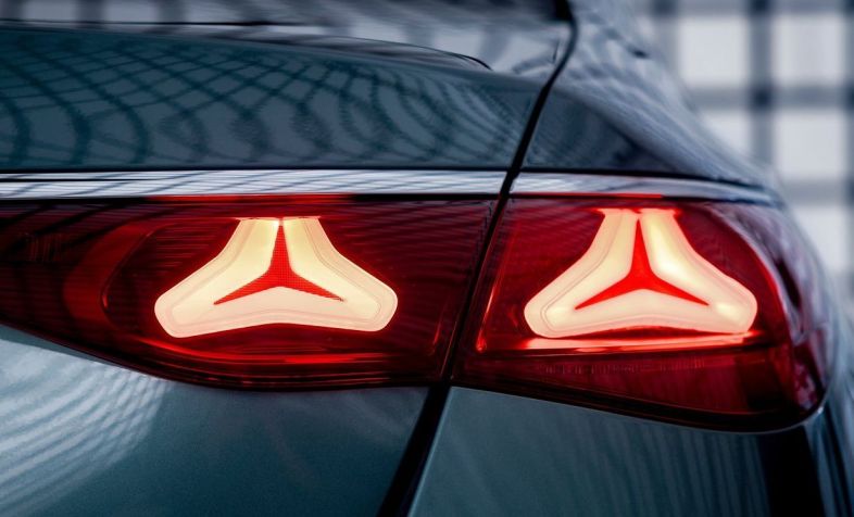 Novo Mercedes-Benz Classe E traz estrela clássica também nas lanternas / Divulgação/Mercedes-Benz
