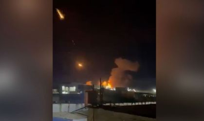 Captura de tela de um vídeo, geolocalizado pela CNN na cidade de Qaim, no Iraque, mostra as consequências dos ataques dos EUA na área, de acordo com os militares iraquianos