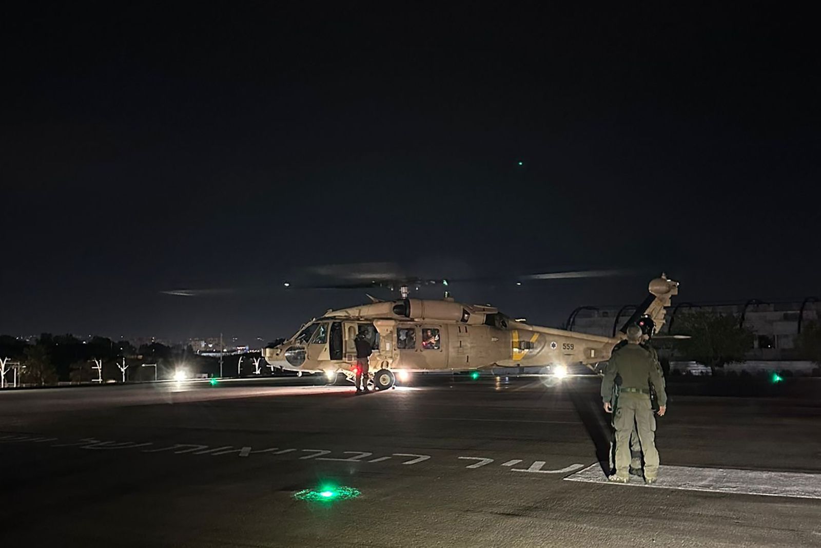 Helicóptero da Força Aérea Israelense transportando dois reféns libertados, no Centro Médico Sheba em Ramat Gan, Israel, em 12 de fevereiro.