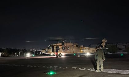 Helicóptero da Força Aérea Israelense transportando dois reféns libertados, no Centro Médico Sheba em Ramat Gan, Israel, em 12 de fevereiro.