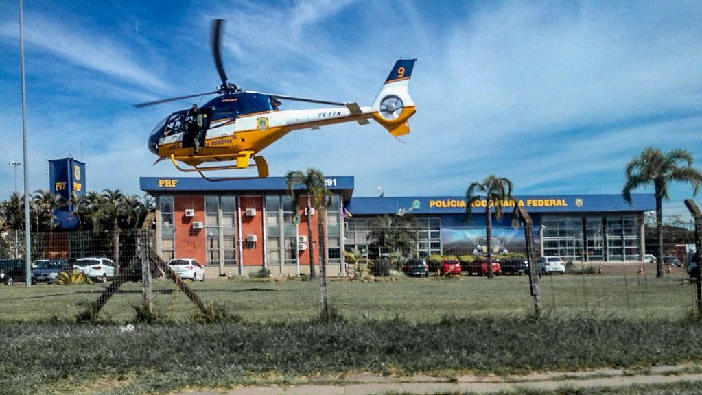 Helicóptero da PRF irá auxiliar nas buscas pelos fugitivos