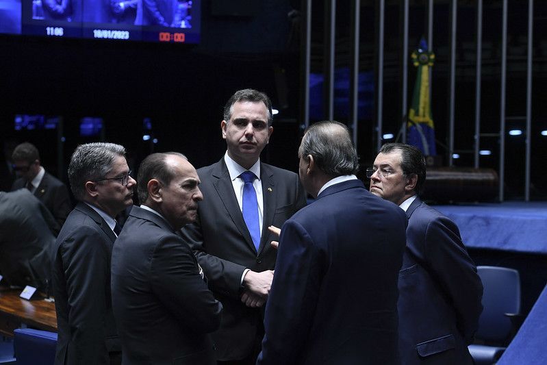 O presidente do Senado, Rodrigo Pacheco (PSD-MG), ao centro, junto com outros senadores no plenário