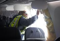 Relatório aponta falta de parafusos essenciais em porta de Boeing que explodiu durante voo