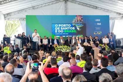 O governador de São Paulo, Tarcísio de Freitas (Republicanos), durante evento sobre os 132 anos do Porto de Santos, com a presença do presidente Lula