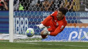 Rafael defende a cobrança de p~enalti de Murilo, do Palmeiras