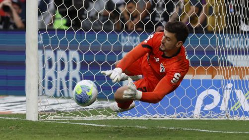 Rafael defende a cobrança de p~enalti de Murilo, do Palmeiras