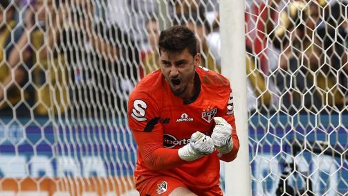 Rafael comemora defesa no pênalti de Murilo