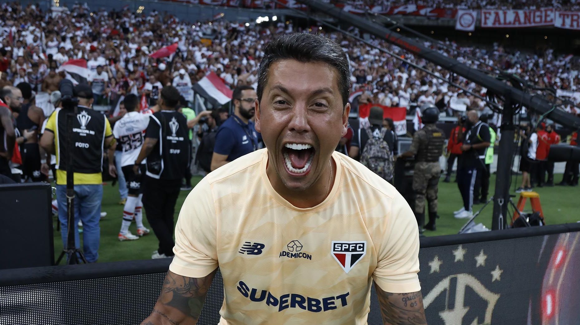 Thiago Carpini comemora a conquista da Supercopa do Brasil