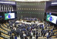 Congresso derruba veto e retoma proibição de verbas para ações contra "família tradicional"