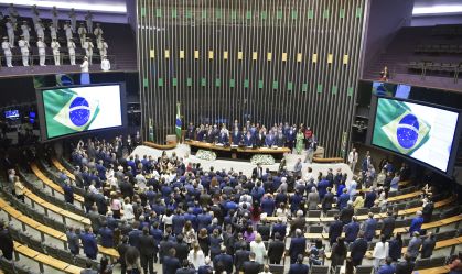 Congresso derruba veto e retoma proibição de verbas para ações contra "família tradicional"