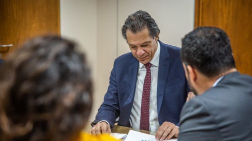 O ministro Fernando Haddad, em Brasília, em reunião com diretores do Banco Central e entidades representativas