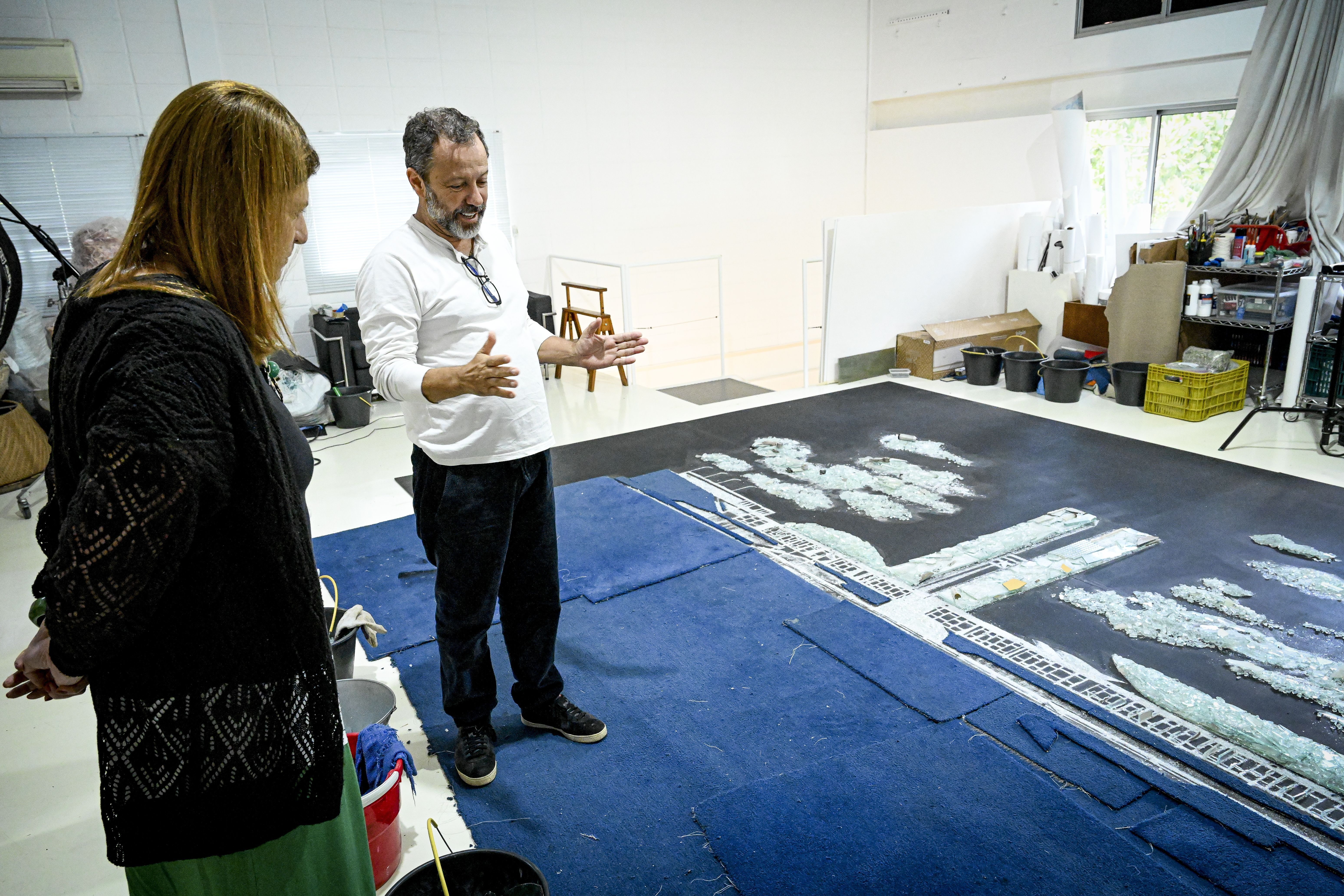Obra foi criada pelo artista plástico Vik Muniz, que usou destroços dos ataques de 8 de janeiro para o painel que lembra o Congresso / 25/10/2023 - Leonardo Sá/Agência Senado