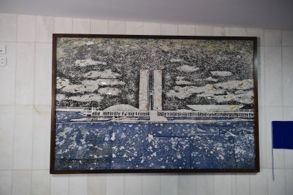 Quadro “8 de janeiro de 2023”, do artista plástico Vik Muniz, reconstrói a imagem do Palácio do Congresso Nacional a partir de vidro despedaçado, cartuchos de balas e restos de carpete azul coletados após a invasão ao Senado em 2023 e ficará em exposição permanente no Salão Azul, afixada em local próximo à entrada do Plenário da Casa