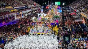 Imperatriz Leopoldinense, atual campeã, encerrou a primeira noite de desfiles no Rio neste domingo (11)