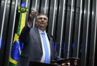 Dino toma posse como ministro do STF e sela passagem pelos Três Poderes em um ano